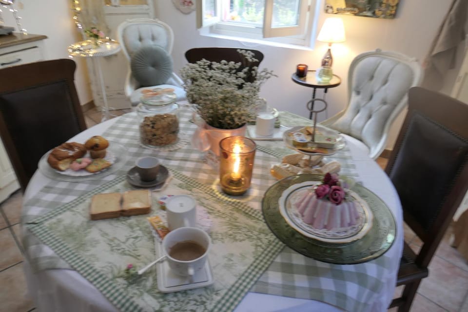 Kitchen or kitchenette, Food and drinks, Food, Breakfast, Drinks
