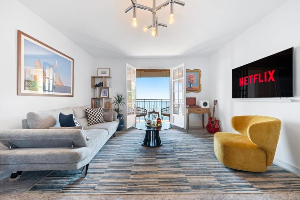 Communal lounge/ TV room, TV and multimedia, Living room, Seating area, Evening entertainment, Sea view