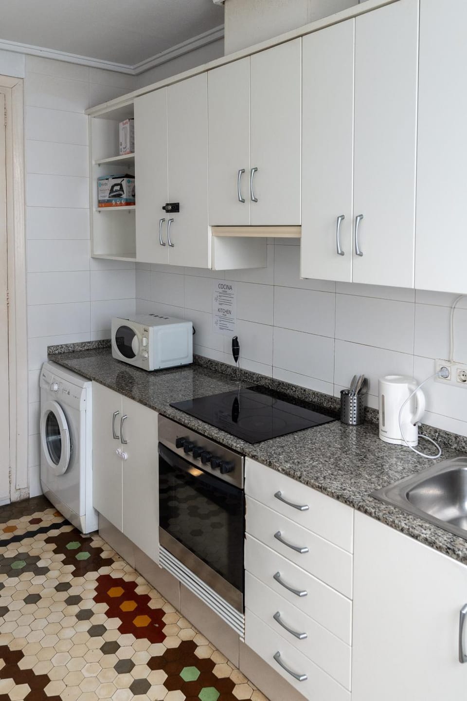 Coffee/tea facilities, Kitchen or kitchenette, oven, stove, washing machine