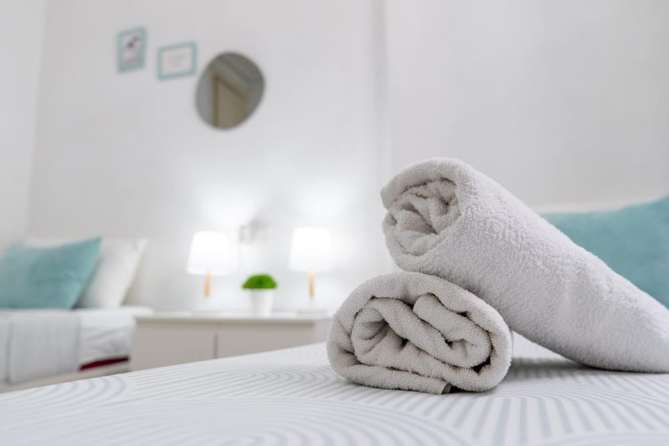 Bed, Bedroom, towels