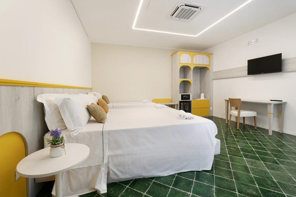 TV and multimedia, Photo of the whole room, Bedroom