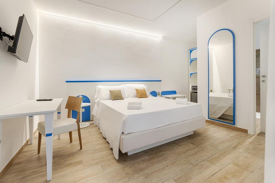 Bed, TV and multimedia, Photo of the whole room, Bedroom, Facility for disabled guests