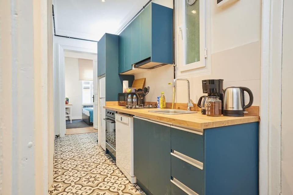 Coffee/tea facilities, Kitchen or kitchenette, minibar, stove