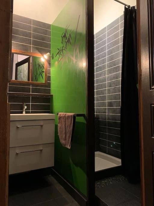 Shower, Bathroom, towels