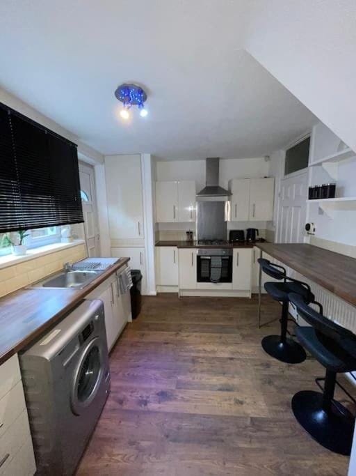 Kitchen or kitchenette, oven, toaster, washing machine