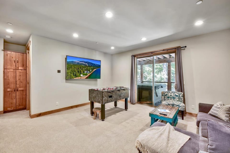 Lx22 Lake Tahoe north shore 4 bed cabin hot tub Cabin in Tahoe Vista