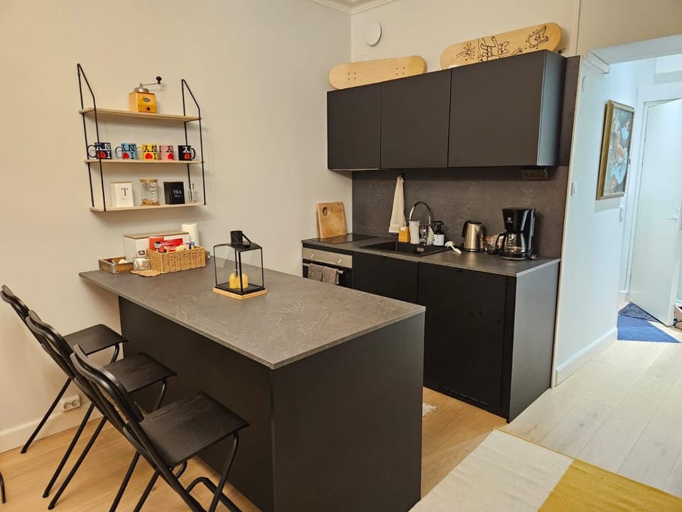 Coffee/tea facilities, Kitchen or kitchenette, Photo of the whole room, Dining area, Bedroom, oven, stove