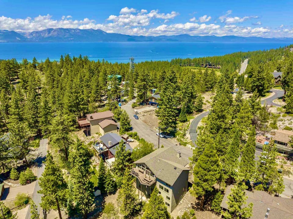LX33 Lake Tahoe Villa with Gameroom Hot tub Sauna House in Round Hill Village