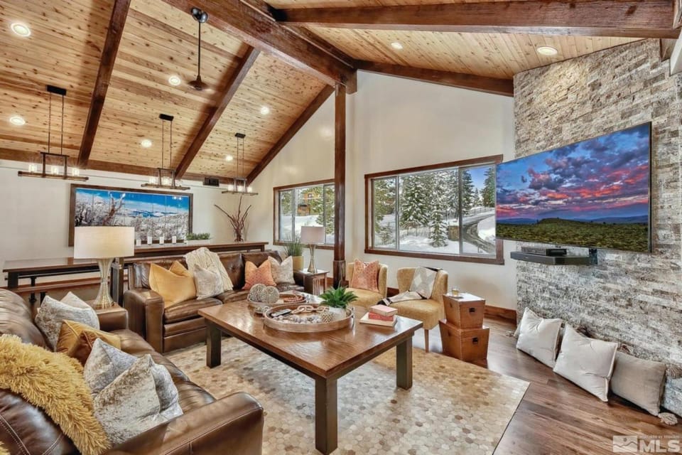 LX33 Lake Tahoe Villa with Gameroom Hot tub Sauna House in Round Hill Village