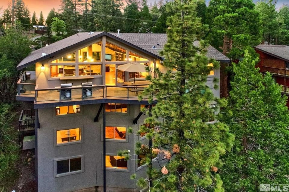 LX33 Lake Tahoe Villa with Gameroom Hot tub Sauna House in Round Hill Village