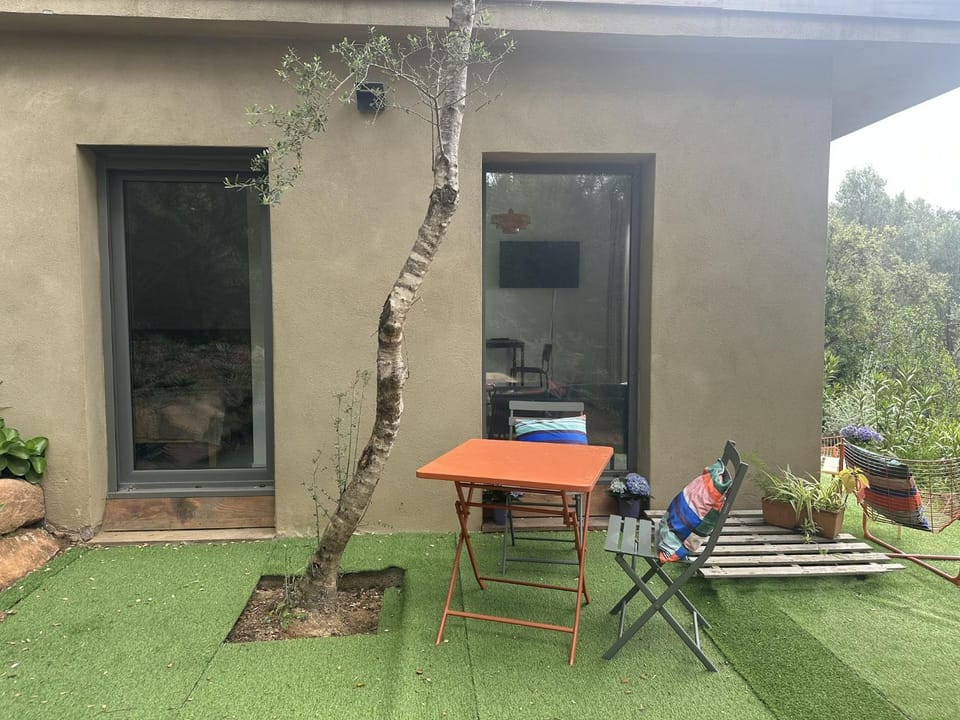 Patio, Spring, Day, Garden, Dining area