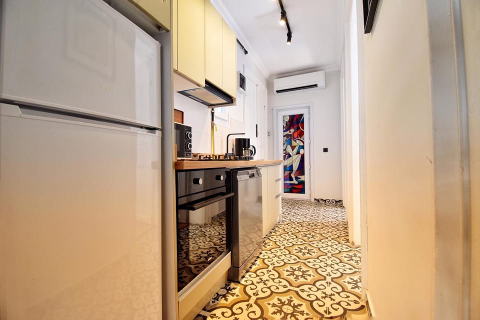 Kitchen or kitchenette, oven, air conditioner