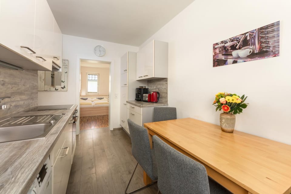 Kitchen or kitchenette, Dining area