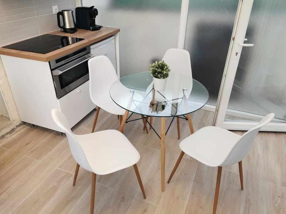 Coffee/tea facilities, Kitchen or kitchenette, Dining area, oven, stove, toaster