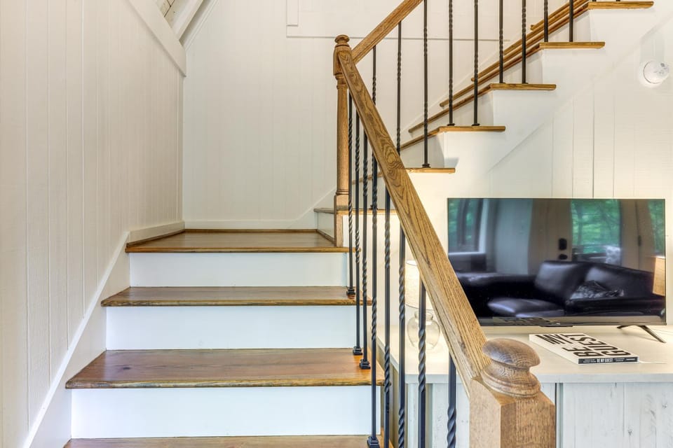 Family-Friendly Dadeville Cabin w/ Hot Tub & Porch Cabin in Lake Martin