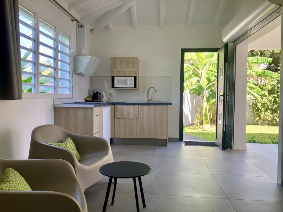 Coffee/tea facilities, Kitchen or kitchenette, Living room, Garden view, Pool view, microwave, stove