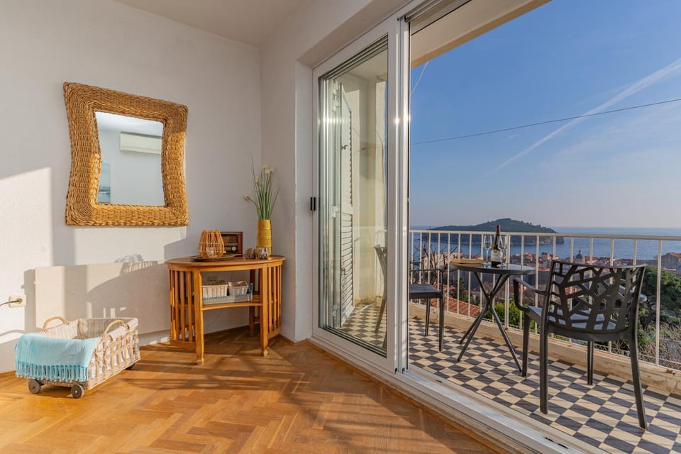 Natural landscape, Balcony/Terrace, Dining area, Sea view