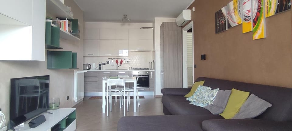 TV and multimedia, Kitchen or kitchenette, Living room, Seating area, Dining area, oven, stove