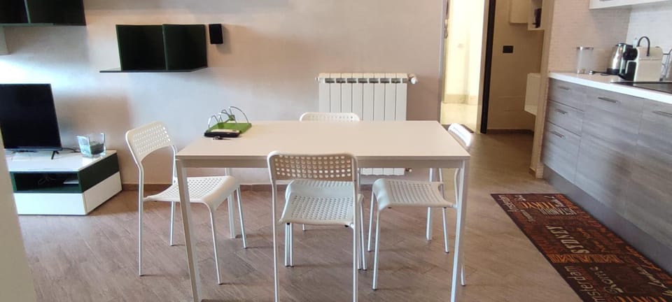 TV and multimedia, Kitchen or kitchenette, Living room, Seating area, Dining area
