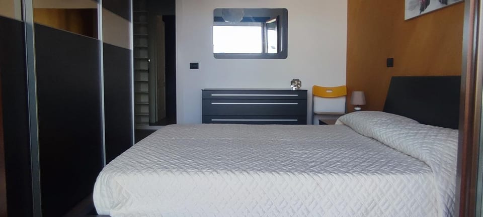 Bed, Photo of the whole room, Bedroom, air conditioner