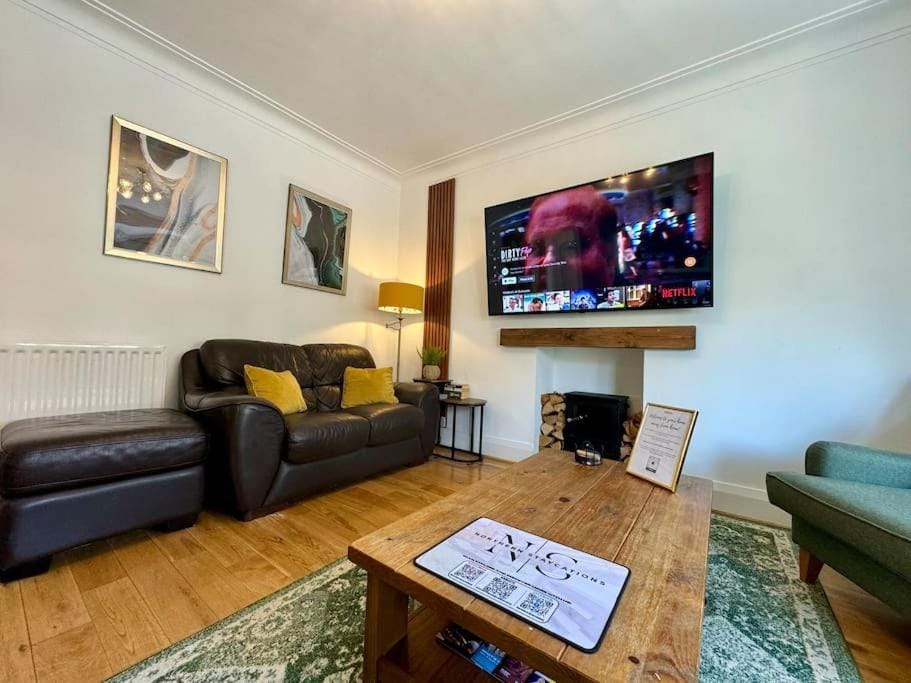 Communal lounge/ TV room, TV and multimedia, Living room, Seating area, Evening entertainment