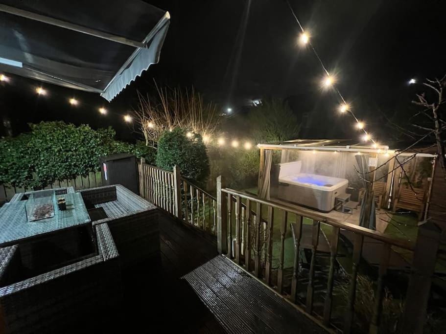 Patio, Night, Natural landscape, Garden, Hot Tub, View (from property/room), Balcony/Terrace, Garden view