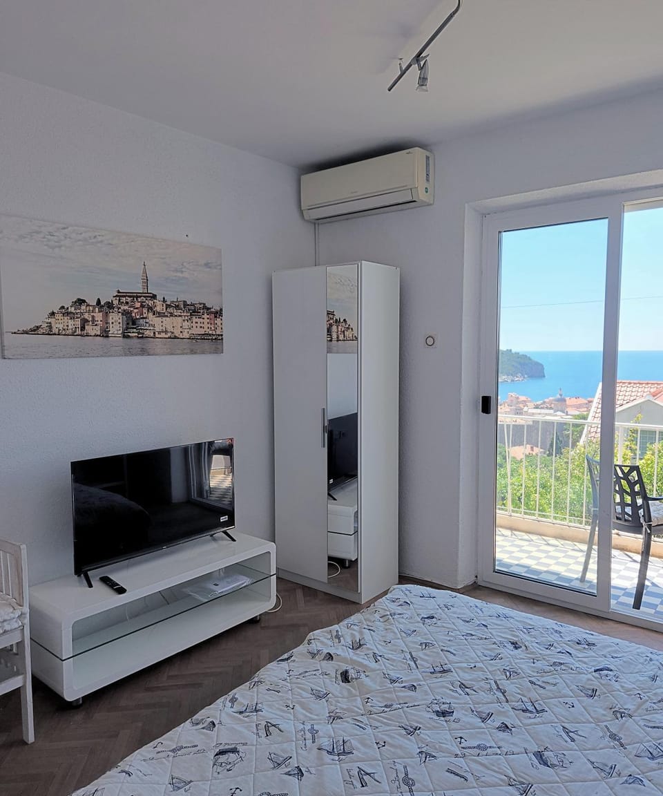 Bed, Bedroom, Sea view