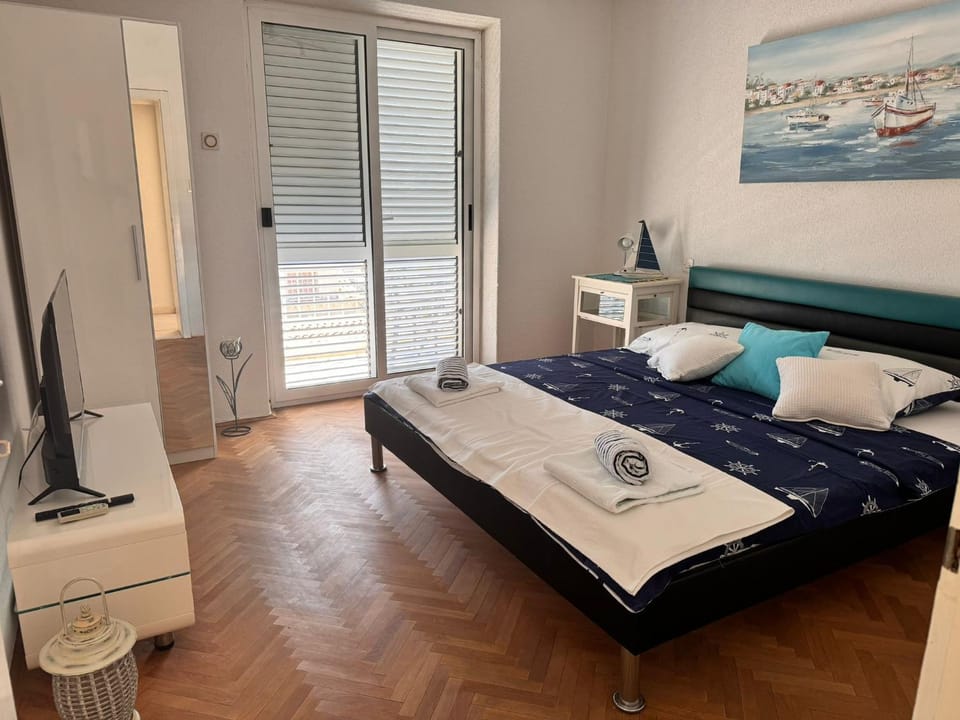Bed, TV and multimedia, Photo of the whole room, Bedroom, towels