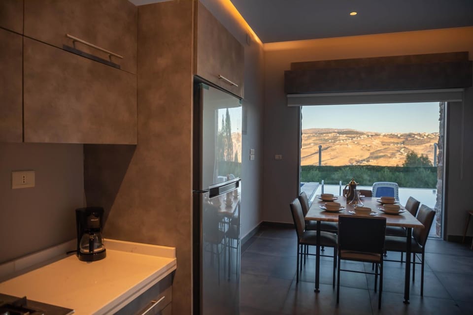Natural landscape, Kitchen or kitchenette, Living room, Seating area, Dining area, Mountain view