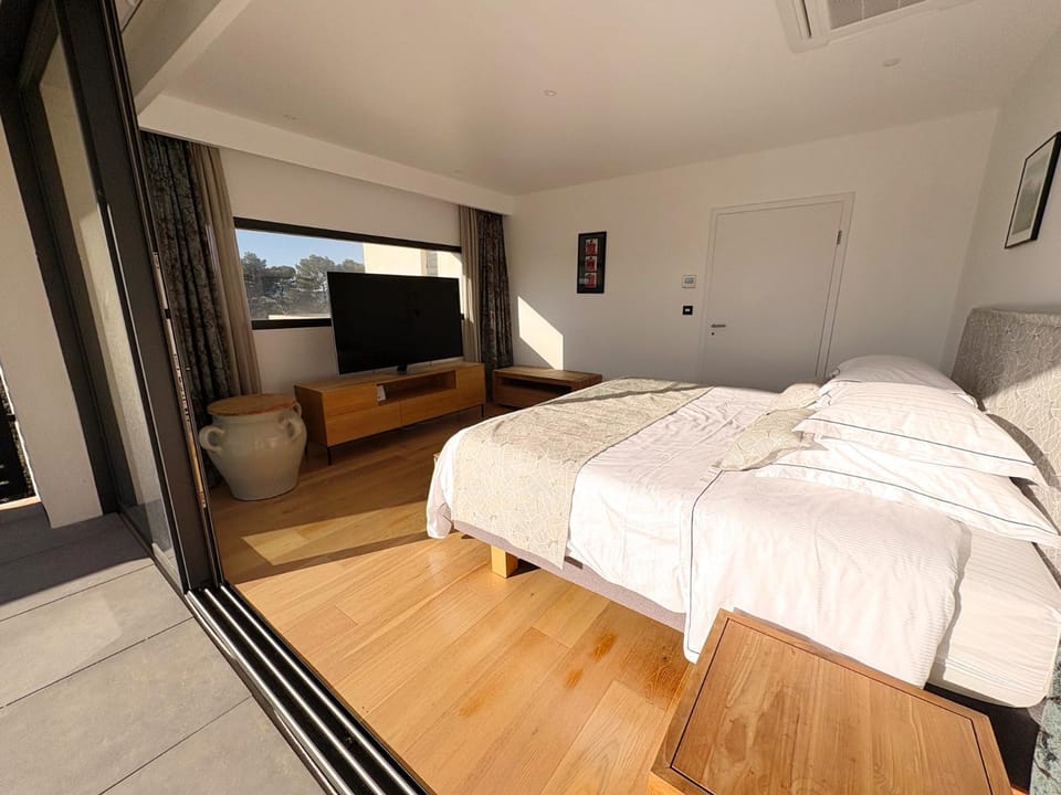 Bed, TV and multimedia, Bedroom