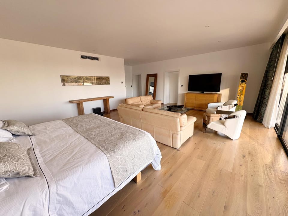 Bed, TV and multimedia, Photo of the whole room, Bedroom