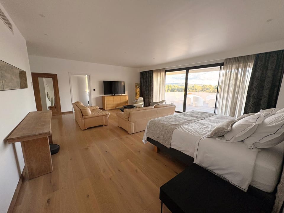 Bed, TV and multimedia, Photo of the whole room, Seating area, Bedroom