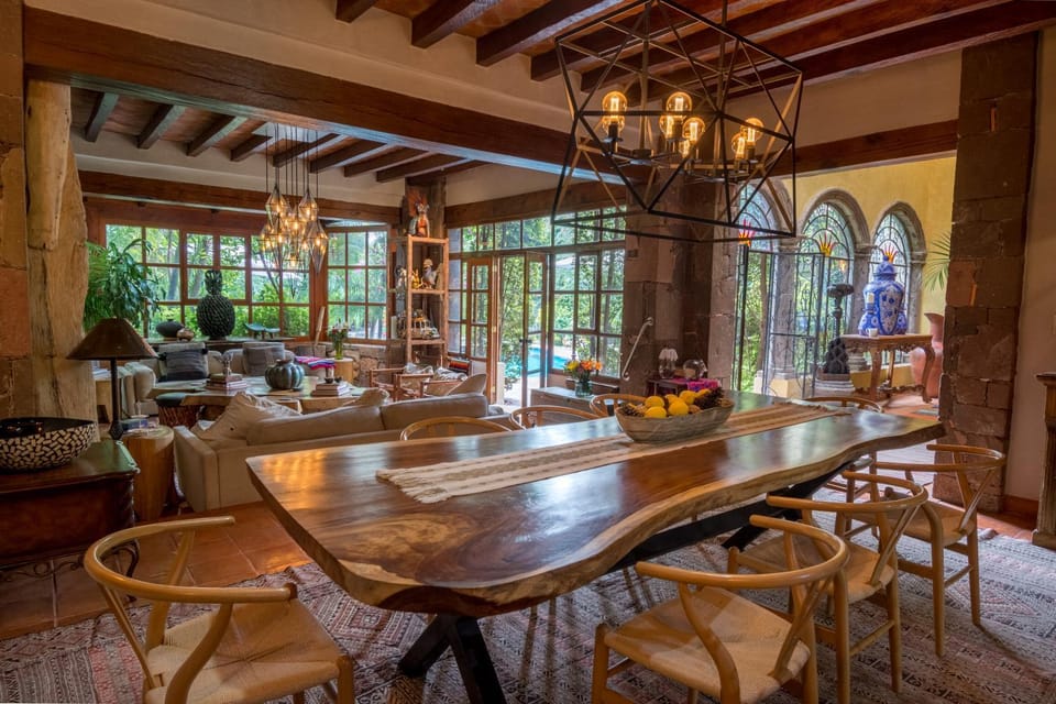 Food and drinks, Seating area, Dining area, Food