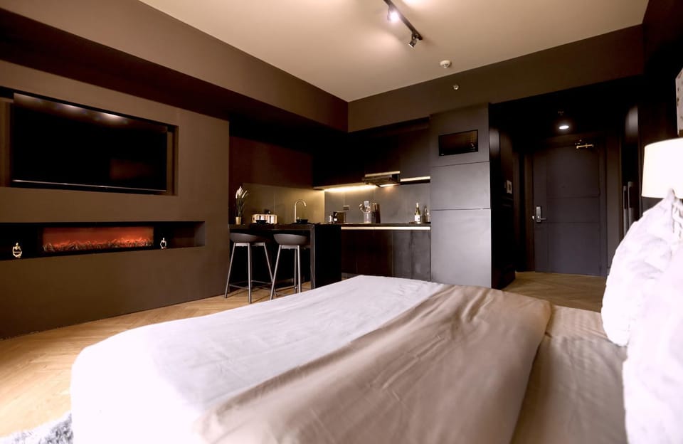 Luxury Apartment with PA, Skyline View & Top Amenities Apartment in Makati