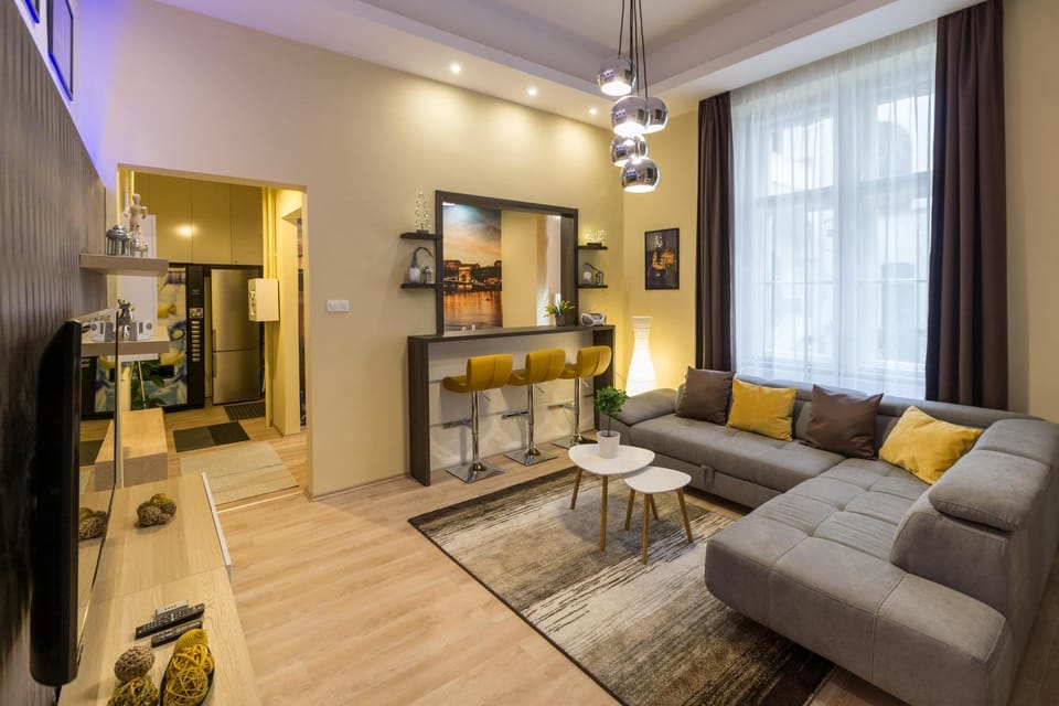 TV and multimedia, Kitchen or kitchenette, Living room, Seating area