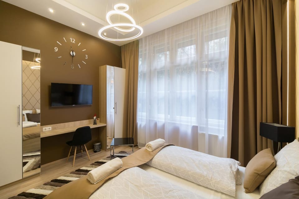 Bed, TV and multimedia, Living room, Photo of the whole room, Seating area, Bedroom