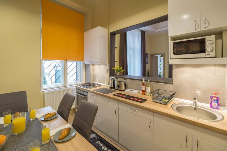 Kitchen or kitchenette, Dining area, dishwasher, oven, stove