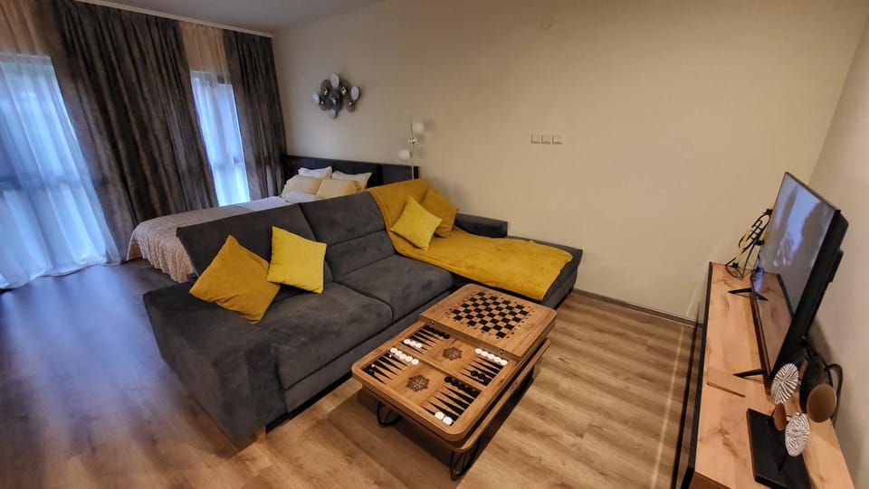 TV and multimedia, Living room, Seating area, Bedroom