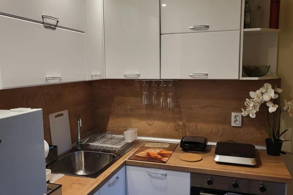 Kitchen or kitchenette, Food and drinks, Food, oven, stove