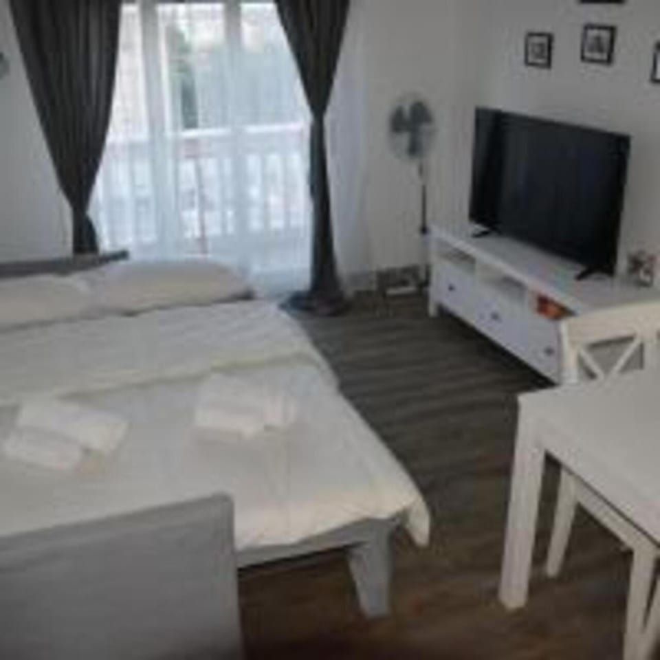 Bed, TV and multimedia, Living room