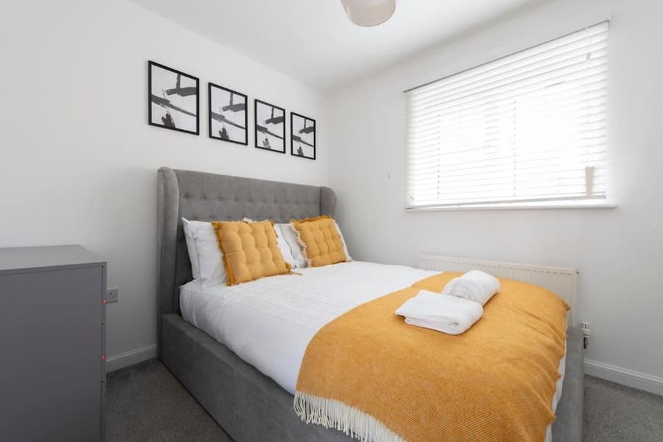 Bedroom, towels