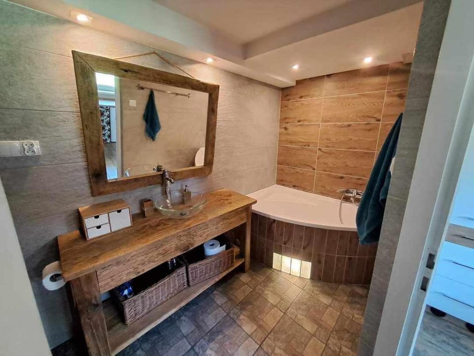 Bathroom, Bath, towels