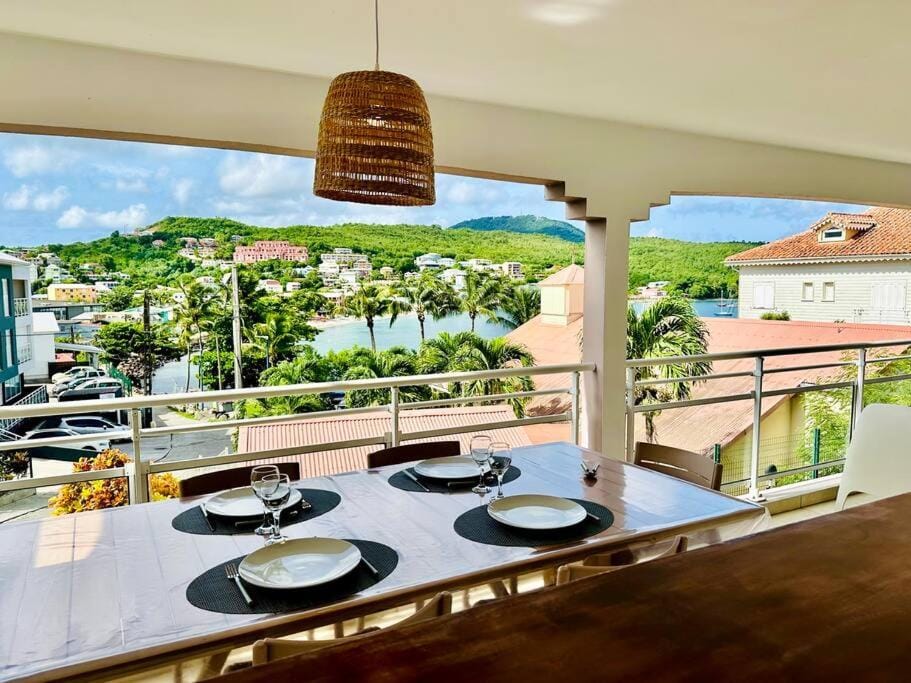 Appartement Ti Plaisir, spacieux 2 chambres, terrasse vue mer et plage à 80m Apartment in Les Trois-Îlets
