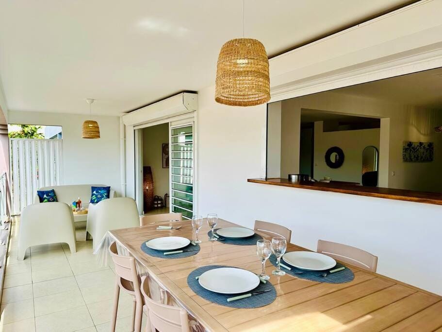 Appartement Ti Plaisir, spacieux 2 chambres, terrasse vue mer et plage à 80m Apartment in Les Trois-Îlets