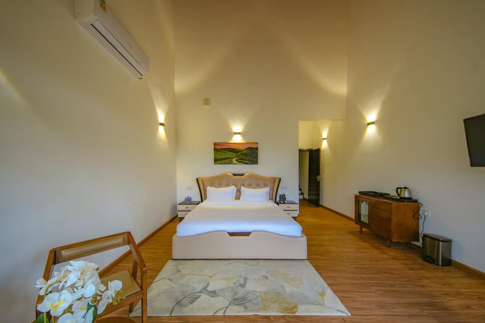 Bed, TV and multimedia, Photo of the whole room, Bedroom, towels, air conditioner