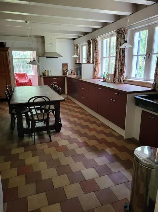 Kitchen or kitchenette, Dining area, stove