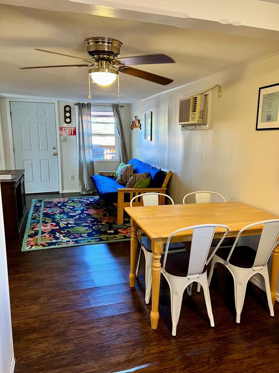 Living room, Dining area, pet friendly