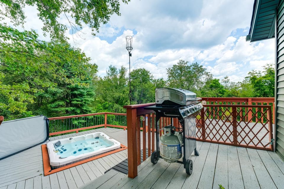Blacksburg Hideaway w/ Hot Tub ~ 5 Mi to Campus! House in West Virginia