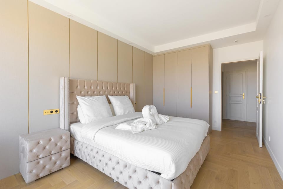 Bed, Photo of the whole room, Bedroom, towels, wardrobe