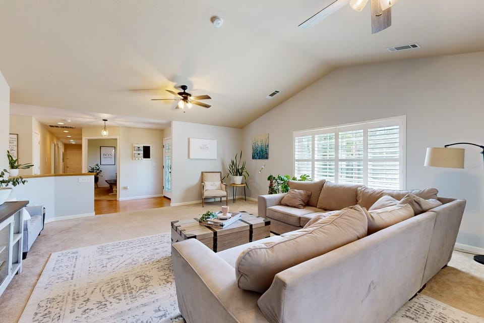 1 Mi to Lake Tulloch Home with Patio Oasis and Pool House in Copperopolis